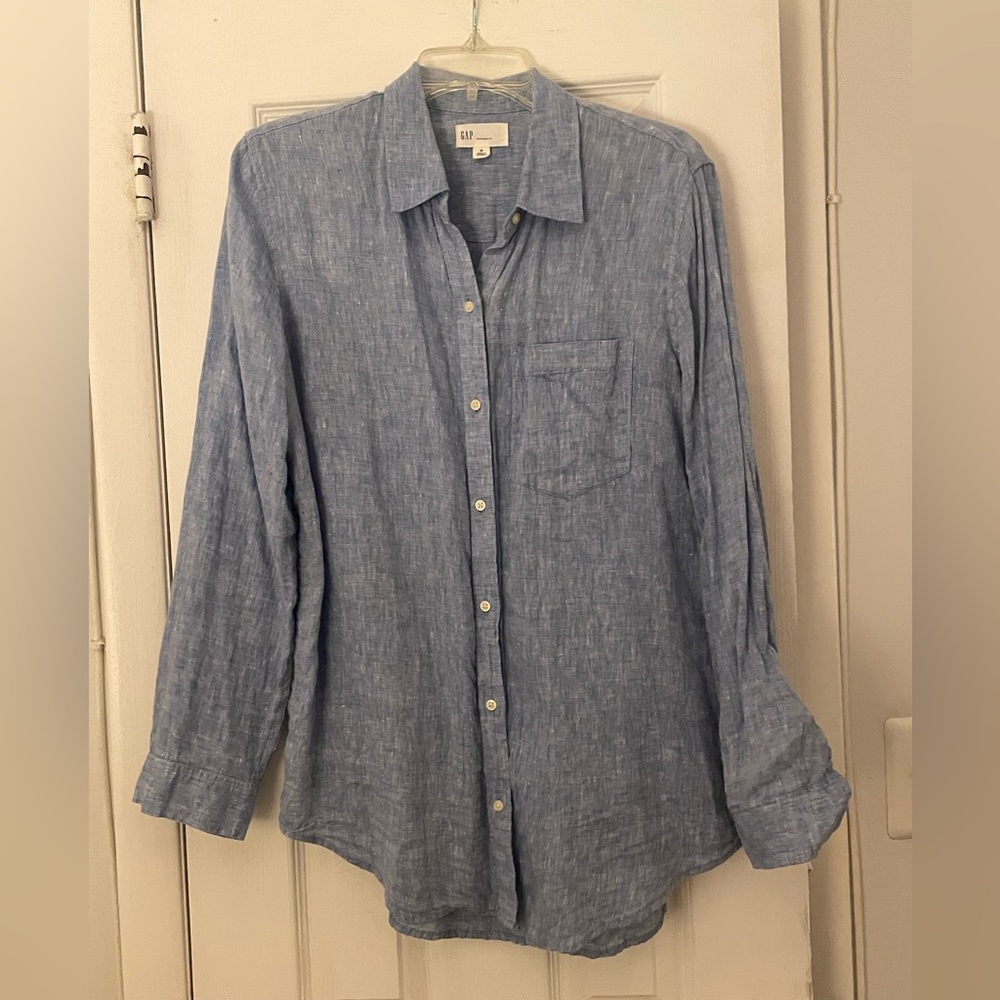 Gap chambray button down lightweight shirt M